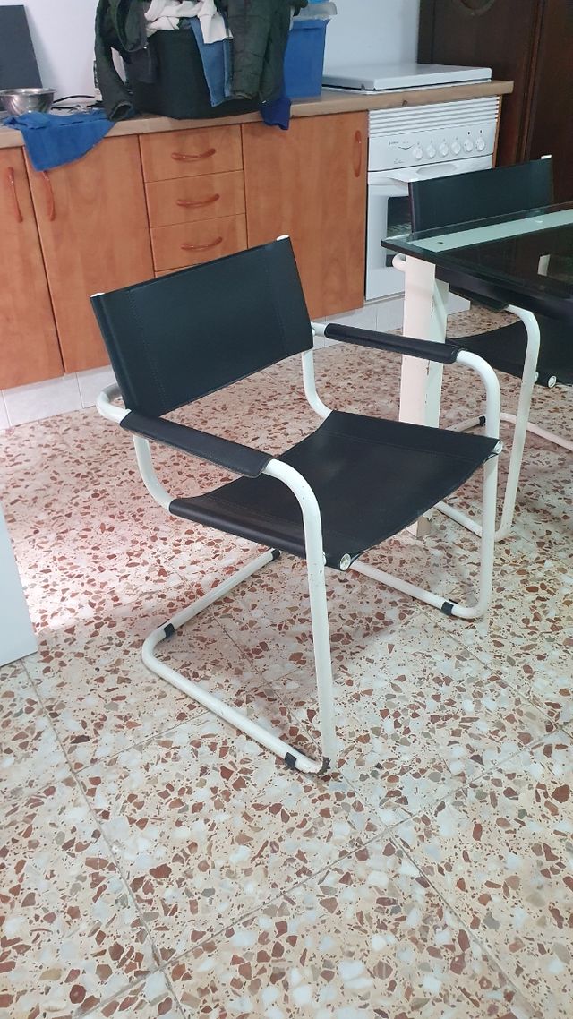 Mesa cristal y 4 sillas