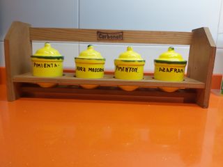 Especiero madera con 4 botes de cerámica.