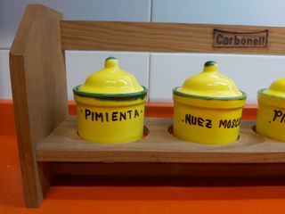 Especiero madera con 4 botes de cerámica.