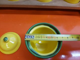 Especiero madera con 4 botes de cerámica.