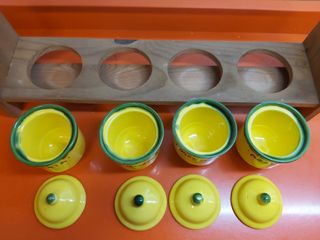 Especiero madera con 4 botes de cerámica.