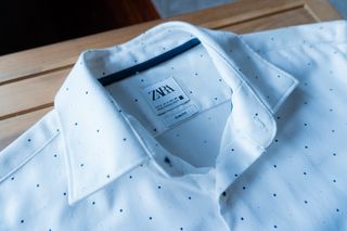 Camisa de Zara hombre con estampado de puntos