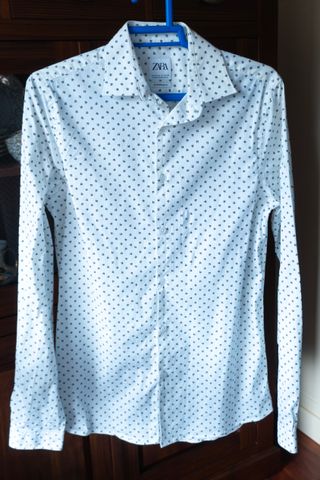 Camisa hombre de marca Zara, con estampado