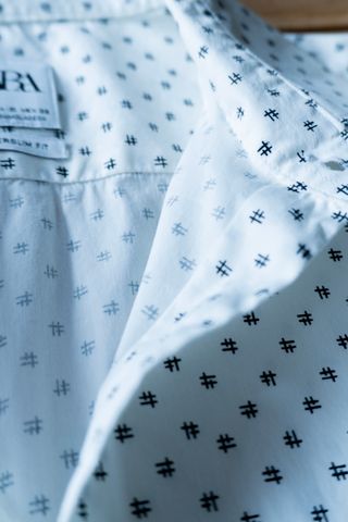 Camisa hombre de marca Zara, con estampado