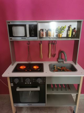 Cocinita de madera miele.