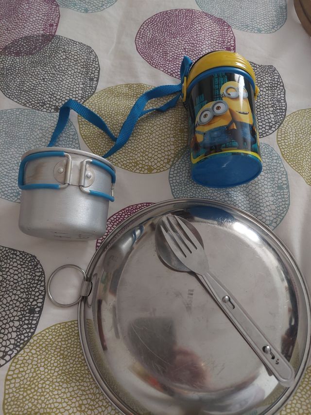 plato, cubiertos y taza metal. Regalo cantimplora.