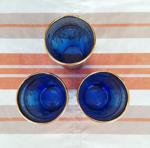 Vasos de cristal con adornos de oro