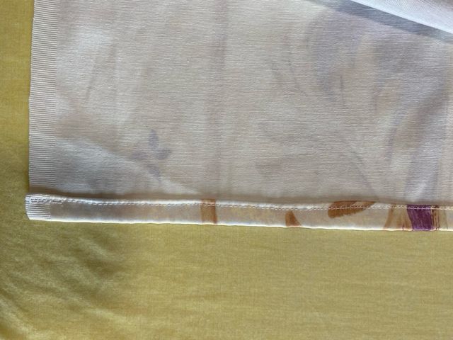 Tenda nei toni del viola, oro e bianco