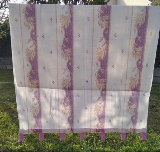 Tenda nei toni del viola, oro e bianco