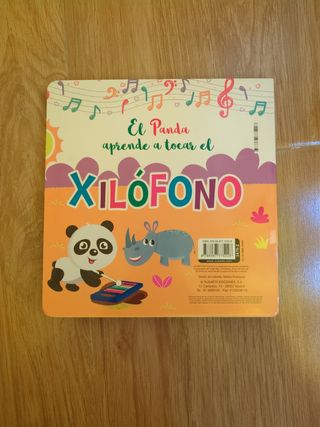 El panda aprende a tocar el xilófono
