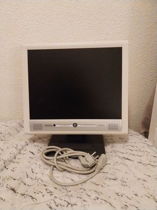 Monitor Benq 15" FP 567s. Con cable de corriente