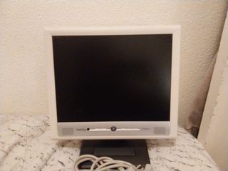 Monitor Benq 15" FP 567s. Con cable de corriente