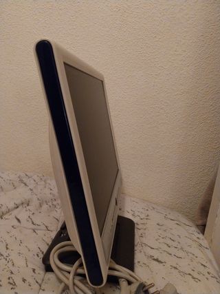 Monitor Benq 15" FP 567s. Con cable de corriente