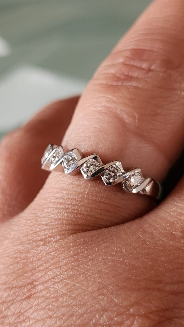 Anillo de oro 18kt i diamantes