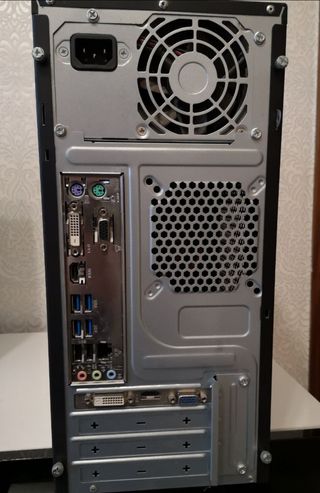 Ordenador clonico con pantalla