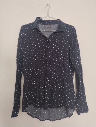 Camisa azul marino de topitos