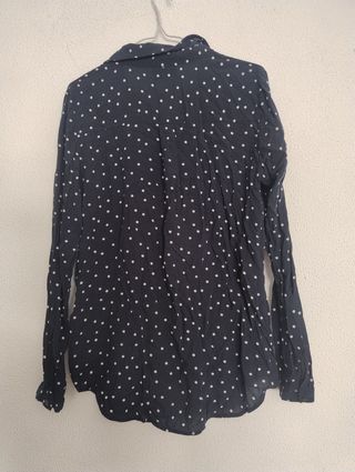 Camisa azul marino de topitos