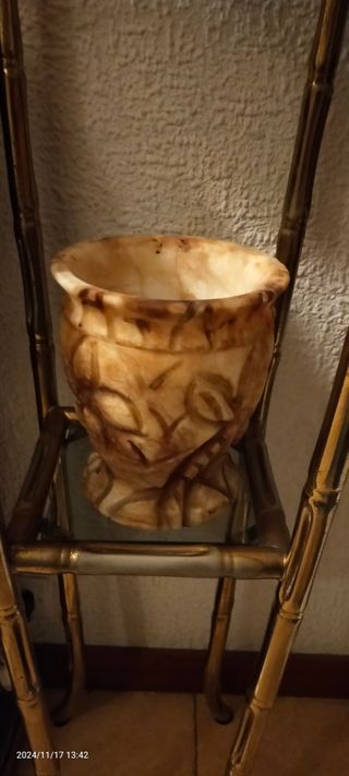 Jarrón elaborado en alabastro