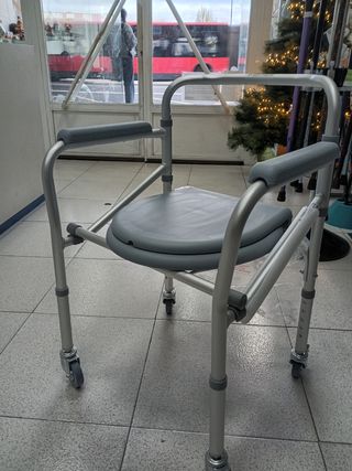 Silla wáter con ruedas
