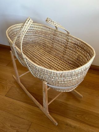 Moises de ratan con patas balancin