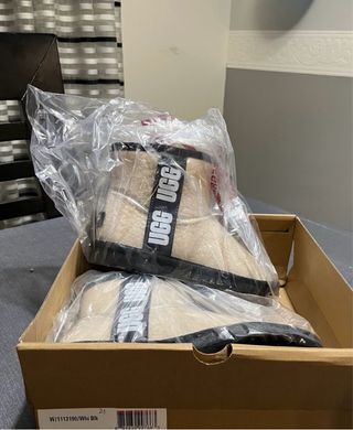 Botines impermeables UGG SIN ESTRENAR. Talla 36.