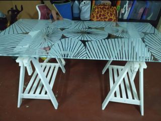 Mesa cristal con patas caballete blancas