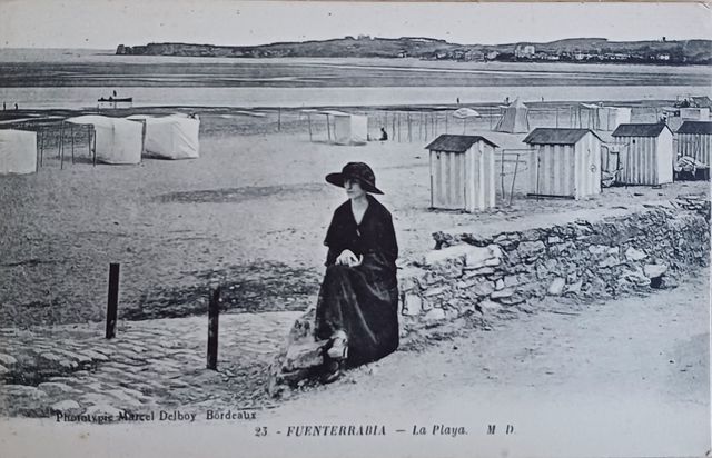 Fuenterrabía. Mujer en la playa.