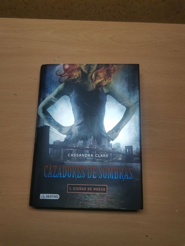 Ciudad de hueso. Cazadores de sombras 1: Cazadores de sombras 1