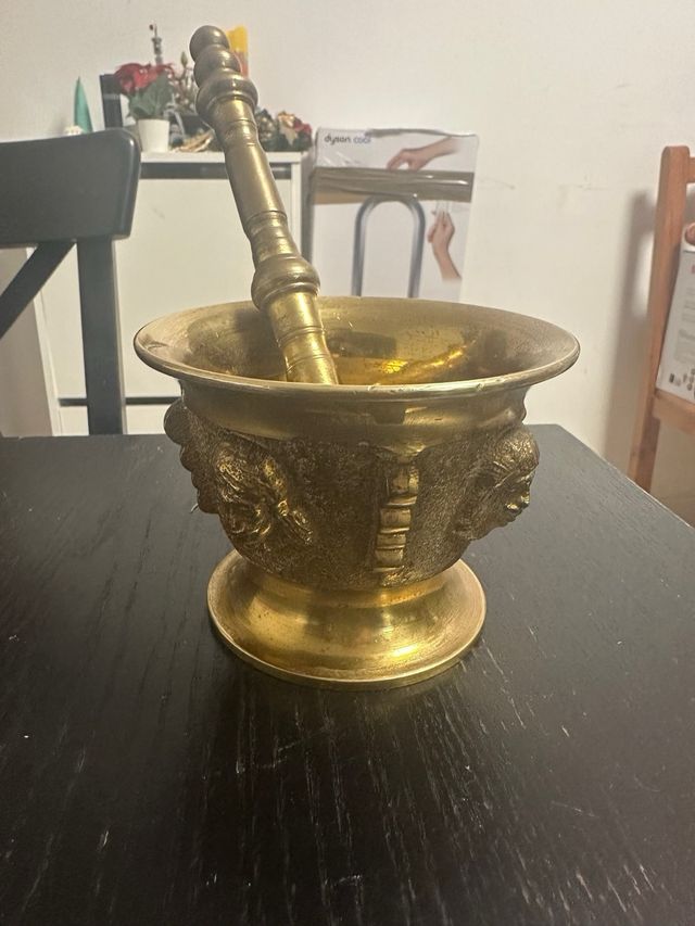 Mortero de bronce antiguo