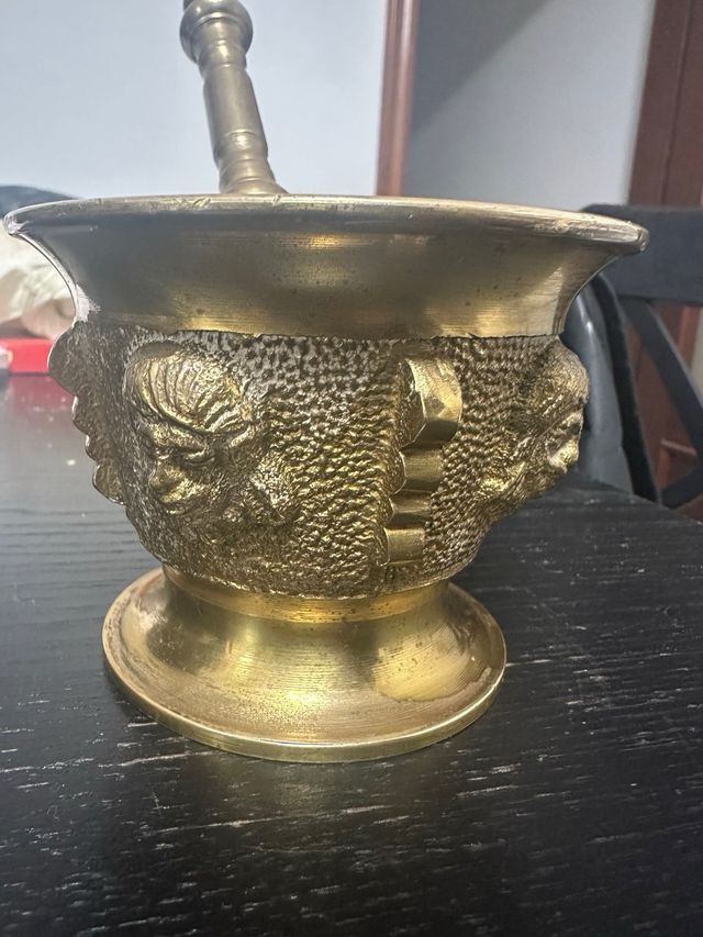 Mortero de bronce antiguo