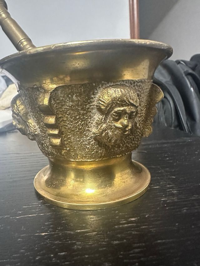 Mortero de bronce antiguo