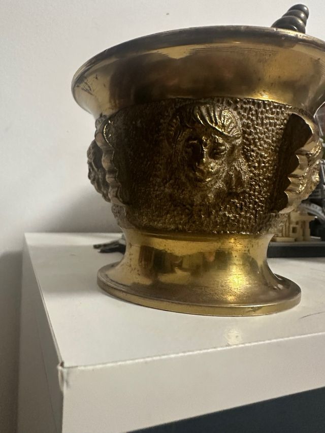 Mortero de bronce antiguo