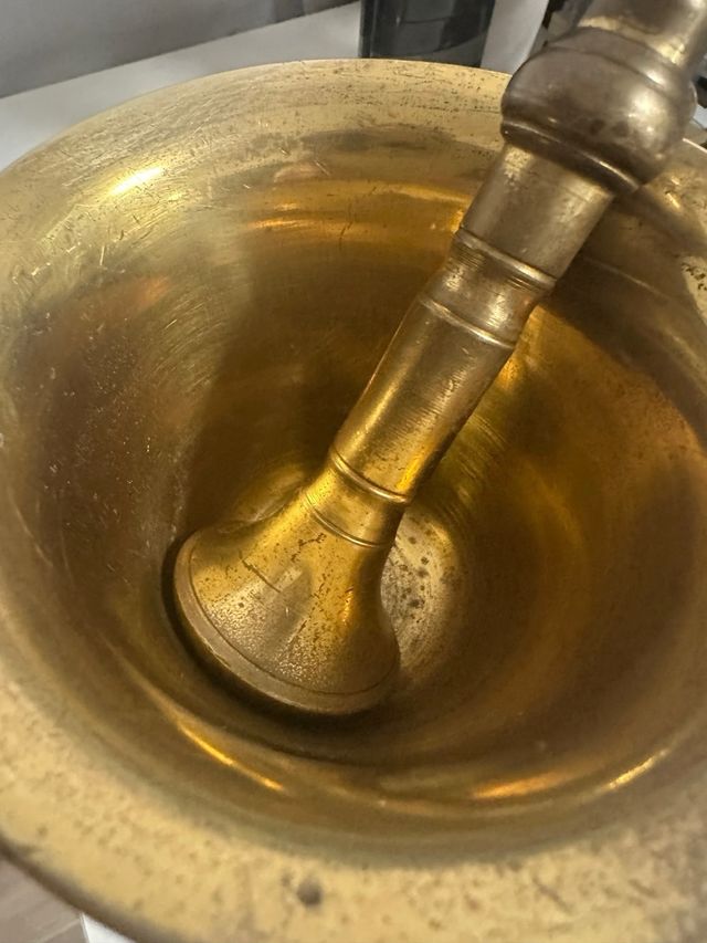 Mortero de bronce antiguo