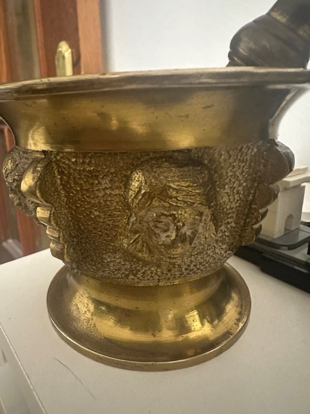 Mortero de bronce antiguo