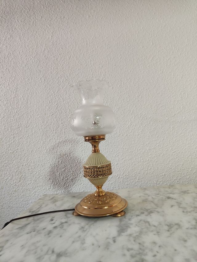 Lámpara mesita noche dorada cristal interruptor