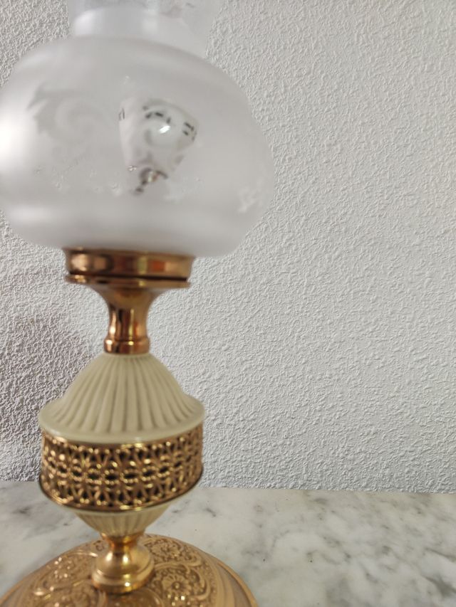 Lámpara mesita noche dorada cristal interruptor