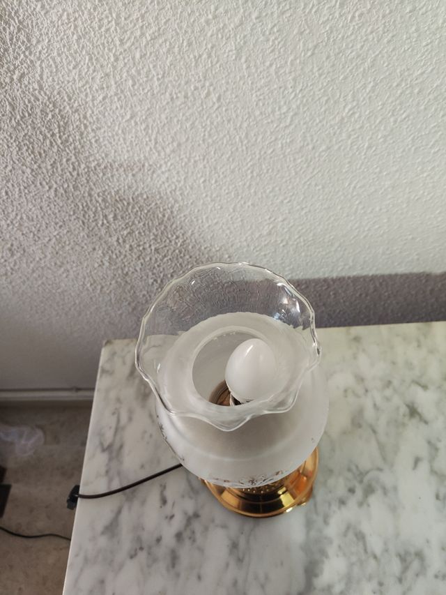 Lámpara mesita noche dorada cristal interruptor