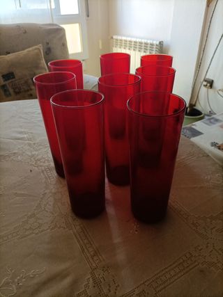 Ocho vasos de tubo rojo