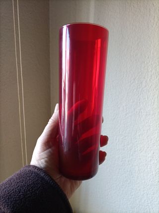 Ocho vasos de tubo rojo