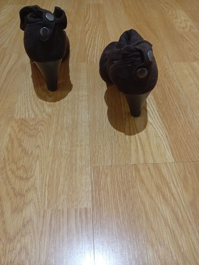 Botines de color marrón.