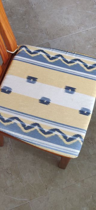 Mesa camilla con mantelería y juego de 3 sillas