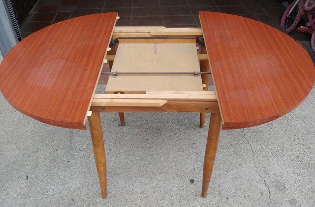 Mesa camilla con cristal y 2 butacas