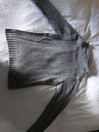 Jersey de punto gris de hombre. Bershka