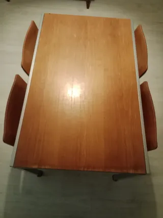 Mesa y sillas