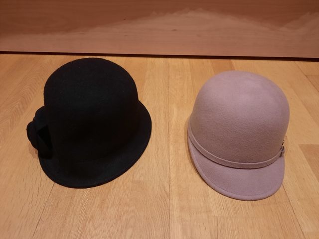Sombrero negro y rosa.