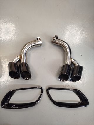 punta de silenciador rectangular negro y tubo