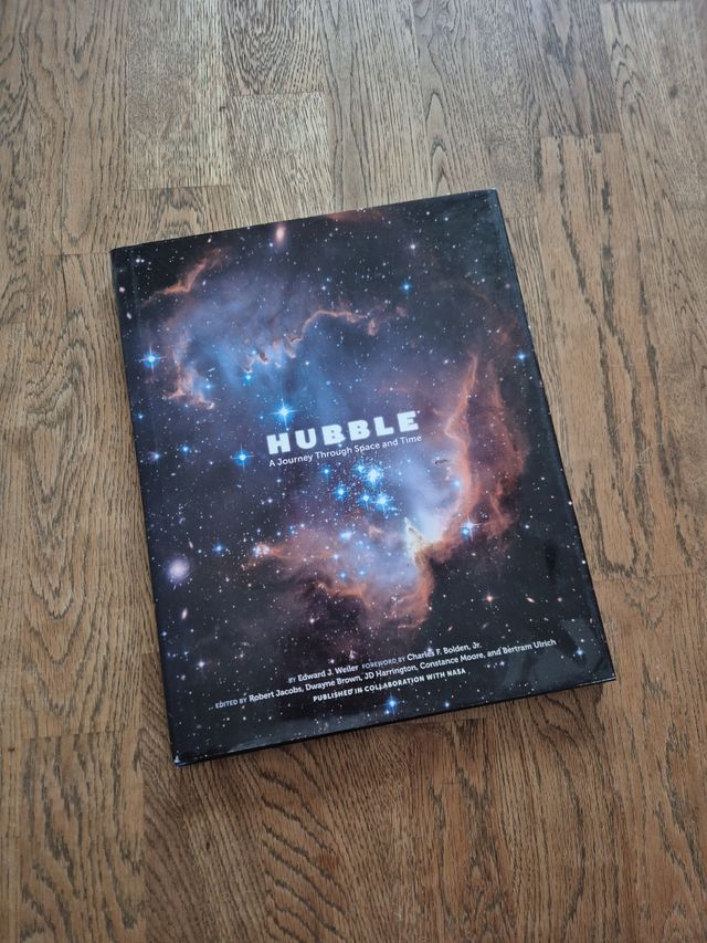 Libro del telescopio Hubble: A Journey Through Spa