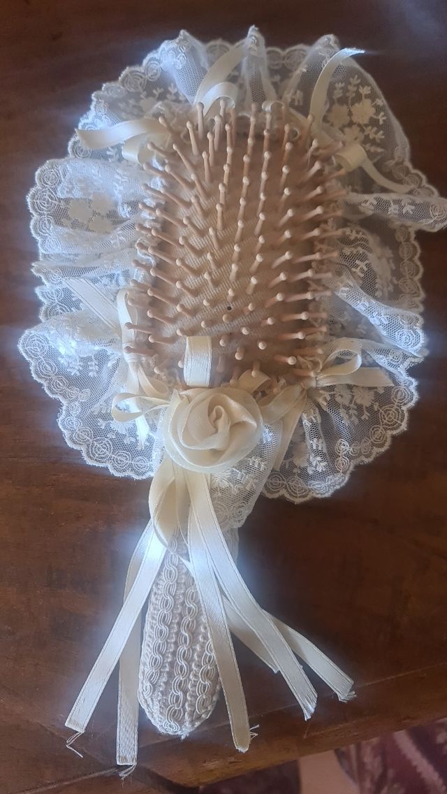 Spazzola con merletto