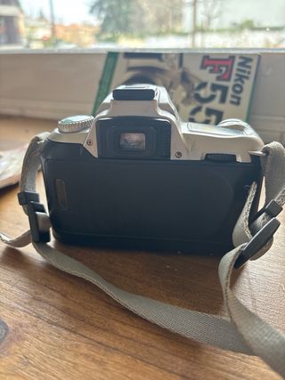 Cámara Nikon F55  funda y mini tripode