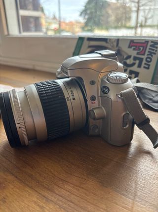 Cámara Nikon F55  funda y mini tripode